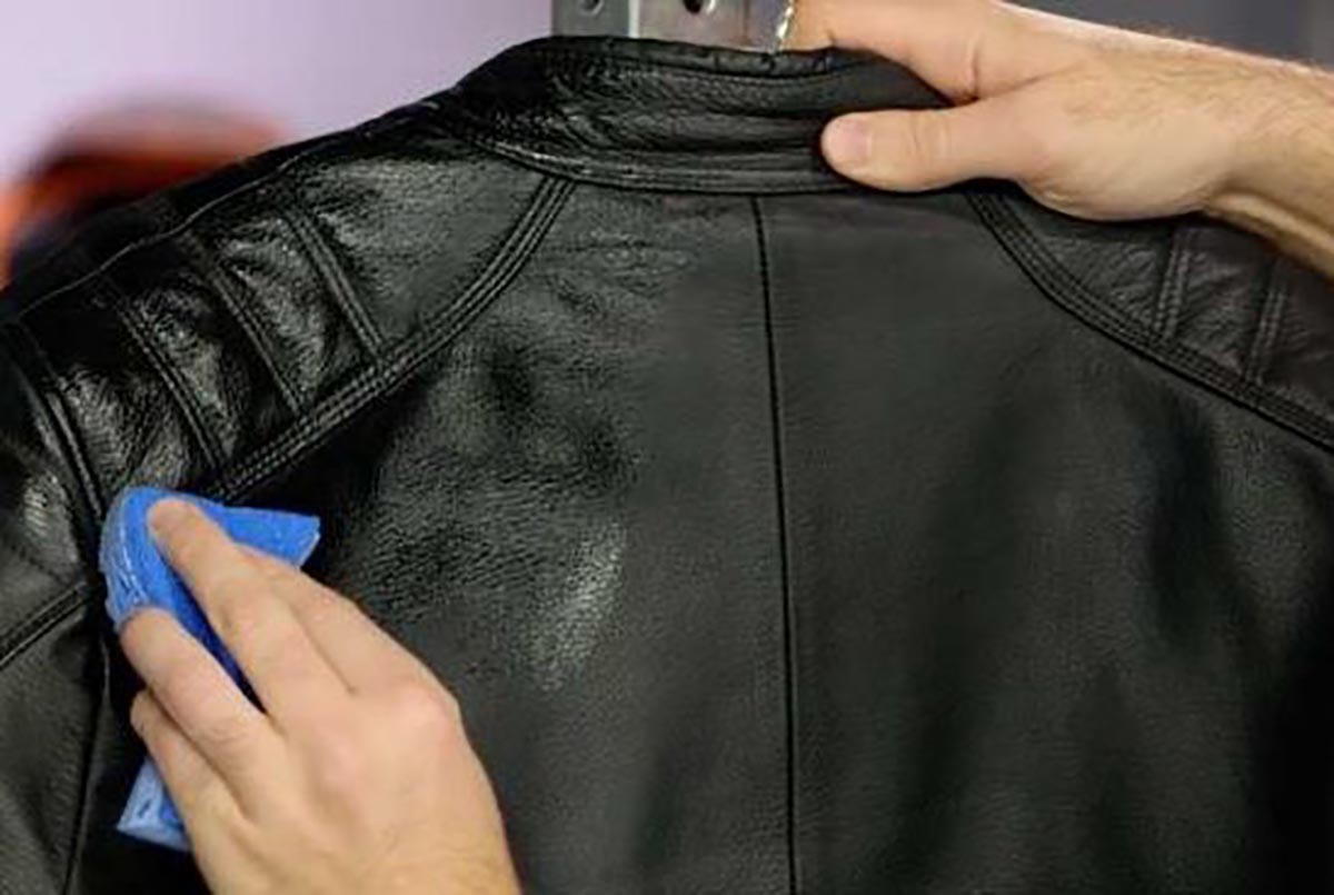 Cara Membersihkan Noda pada Jaket Kulit